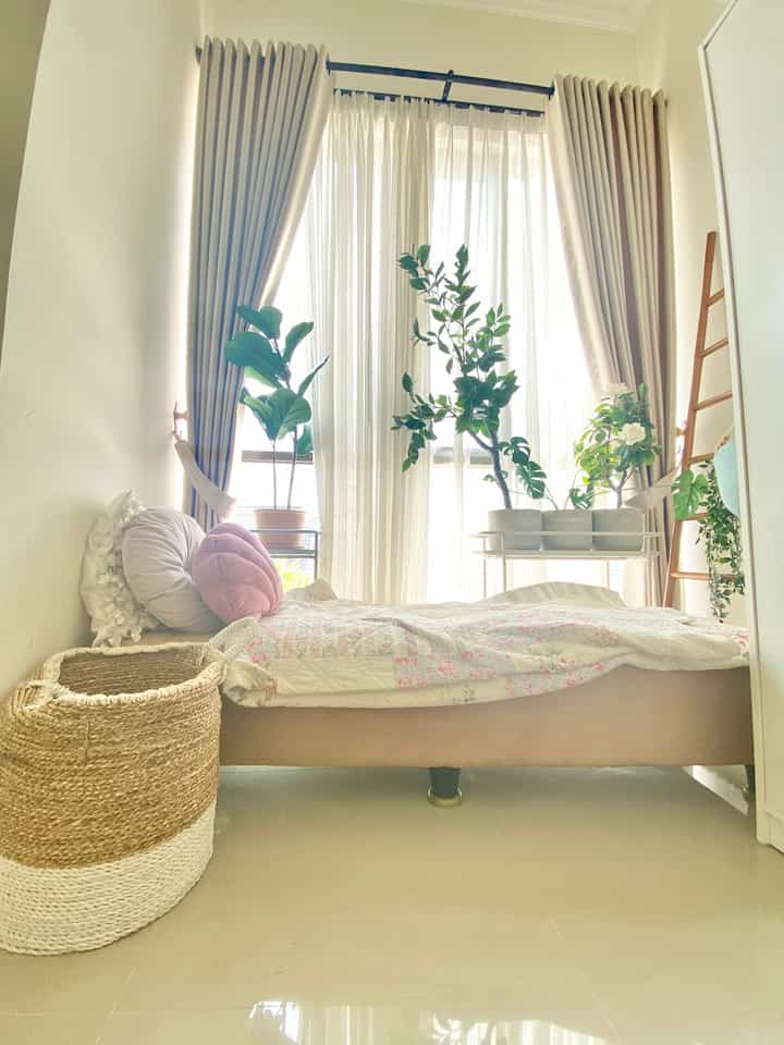 hai ini adalah penampakan sebagian dari kamar tamuku yg belum sepenuhnya terisi karena jujur jarang banget ada tamu di rumah hehehe jadi apa adanya dulu 



#bedroom #bedroominspiration #homedecor #favoritecorner #homedecorenthusias #perintilanrumah #shabbychic