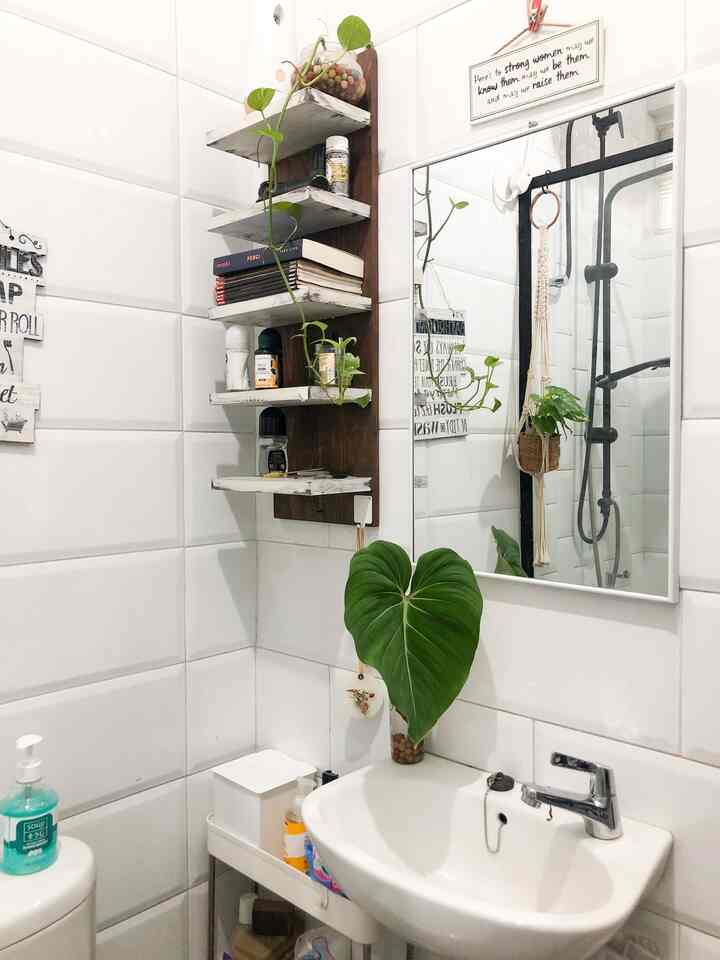 spill our tiny bathroom. not fancy but certainly
cozy 😀 with all affordable accessories. some plants are hang on my handmade macrame. my
new hobby during pandemic, macrame! pinginnys sih masukin semua tanaman biar kayak hutan😄
bathroom kecil ini juga punya custom water pot dari marmer☺️ biar mandi bisa byur byur! 

#tinybathroom #bohoscandi #bathroominspiration #decorideas #homedecorinspiration #bathroomstyle #plantmom