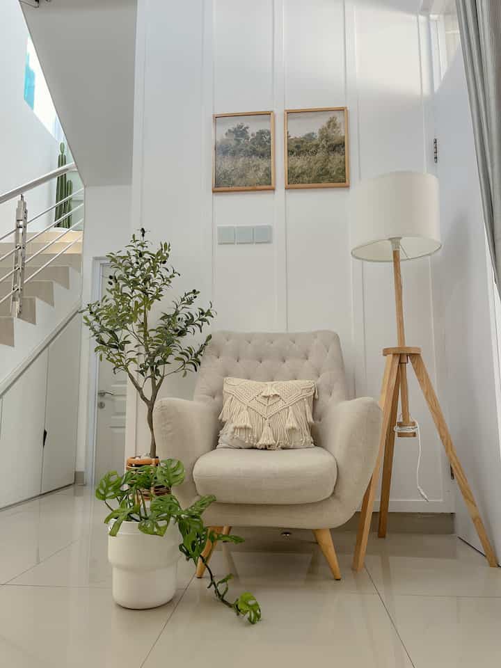 Si cantik yang mempercantik.. apakah itu???

Ada penghuni baru di ruang tamu d_houseds yang menurutku cantik banget, masuk wishlist udah lama tapi baru dipinang pas tahun baru kemarin karena harga diskon..hehe. Standing Lamp Lauters dari ikea ini menurutku sangat cantik. Dia berdiri sendirian aja udah cantik, apalagi pas diletakkan di tengah ruangan, ruang tamu pun jadi tambah cantik. Standing lamp Ini favorite aku banget.

Selain itu, ada lukisan dinding vintage tentang ilalang dan semak. Lukisan ini cantik, hijau, dan menyegarkan ruangan. Menurutku lukisan ini bikin ruang tamu tambah manis banget. Lukisan ini favorite aku juga. 

Favorite aku selanjutnya adalah anak-anak hijau yang udah jadi janda aja. Tanaman janda bolong yang daunnya unik dengan karakter menjuntai cantiknya ini selau berhasil bikin ruangan makin cantik dan aestetik. Aku letakkan tanaman ini pada pot putih forenlighnya IKEA. Hijau ketemu putih secantik itu. Dan cantiknya nular ke ruangan tempat dia berada. 


#BendaFavorite
#RecommendedFurniture
#RecommendedDecorItems
#livingroom
#homedecor
#standinglamp
#lukisanvintage
#jandabolong
#cimahi
#bandung
#rumahcluster
#japandi
#whitehouse
#naturalcolour
#dekorasrumah
#dekorasiruangtamu
#ruangtamucantik
#ruangtamuminimalis
#d_houseds 