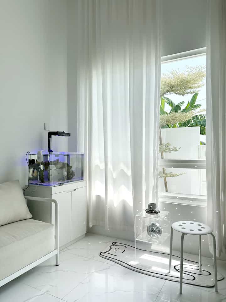 Rumah ala Cafe 
-
Definisi ala cafe bisa ngopi setiap hari dirumah dengan view ikan air laut. Sudut ini sangat pas untuk melamun melihat ikan nemo yang sedang menari”



#homestyling #homecafe #homedecor #decoration #white #bauhaus #angkahouse #minimalist #minimalism #72sqm #rumahimpian