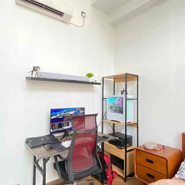 Kali ini aq mau post tempat favorit suami😆
Selain tempat buat dy kerja, spot ini juga jadi tempat favorit dia untuk nge game sampe tengah malam😌
Aq tag untuk furniture aja yah,, krena klo spek2 pc dan monitor kurang tau saya😆
#ruangkerja 
#industrialhome
#workingspace
#cibubur
#sudutkamar