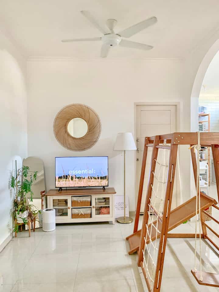 Family room update

Salah satu wish list ditahun 2024, punya standing mirror frameless yang look nya Korea banget. Thank you O!house ..

#familyroom #rumahcluster #koreahomedecor #koreastyling #standingmirror