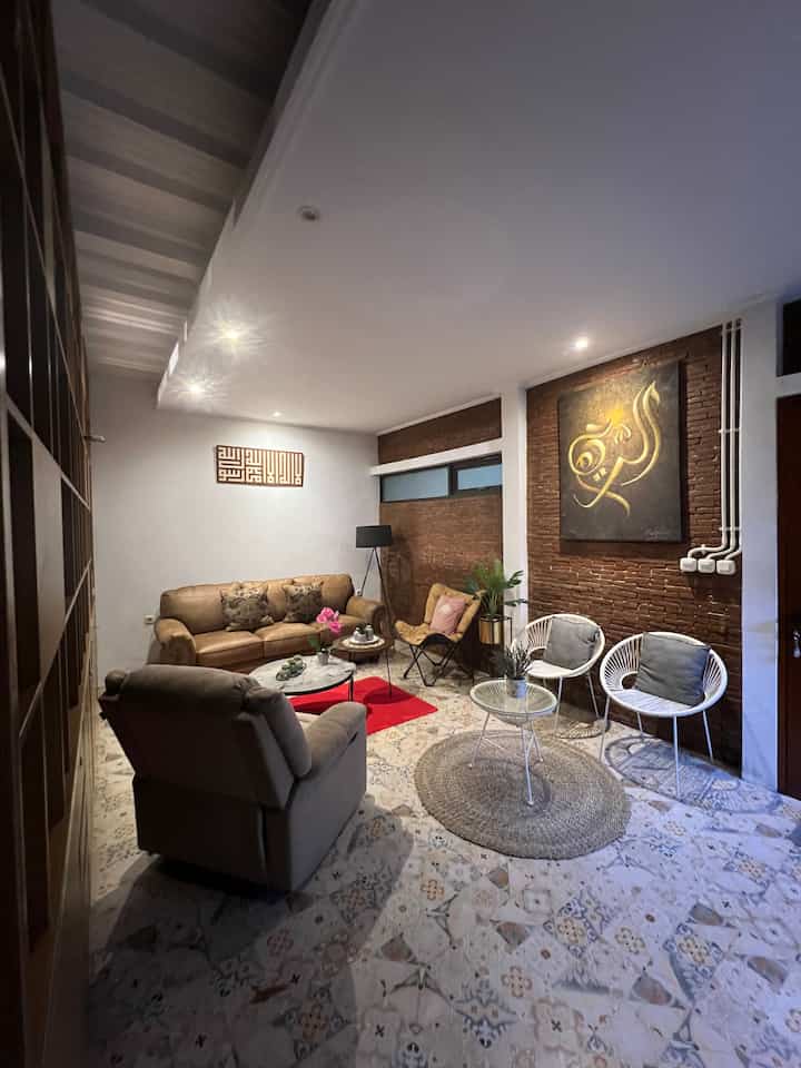 Ruang tamu adalah wajah pertama dari rumah, jadi harus meninggalkan kesan istimewa 😉
Beberapa barang yang menurutku pas buat ruang tamu ini : 
1. Tanaman hias anggrek, aku suka sekali dengan artificial ini, gak muluk-muluk bersihinnya dan sengaja kupilih warna pink biar sedikit menambah warna nice ditengah-tengah warna natural
2. Stand lamp, bentuknya yang simple dan warna lampu yang warm white bikin makin hangat dan romantis hehehe
3. Vas keramik , model simplenya bikin jatuh hati, serta warnanya yang buat vas ini harus disimpan di ruang tamuku hehehe 

Semoga bisa jadi inspirasi, terima kasih 😍

#BendaFavorit
#RecomendedFurniture
#RecomendedDecorItem
#RumahIndustrial
#rumahyuqibam 