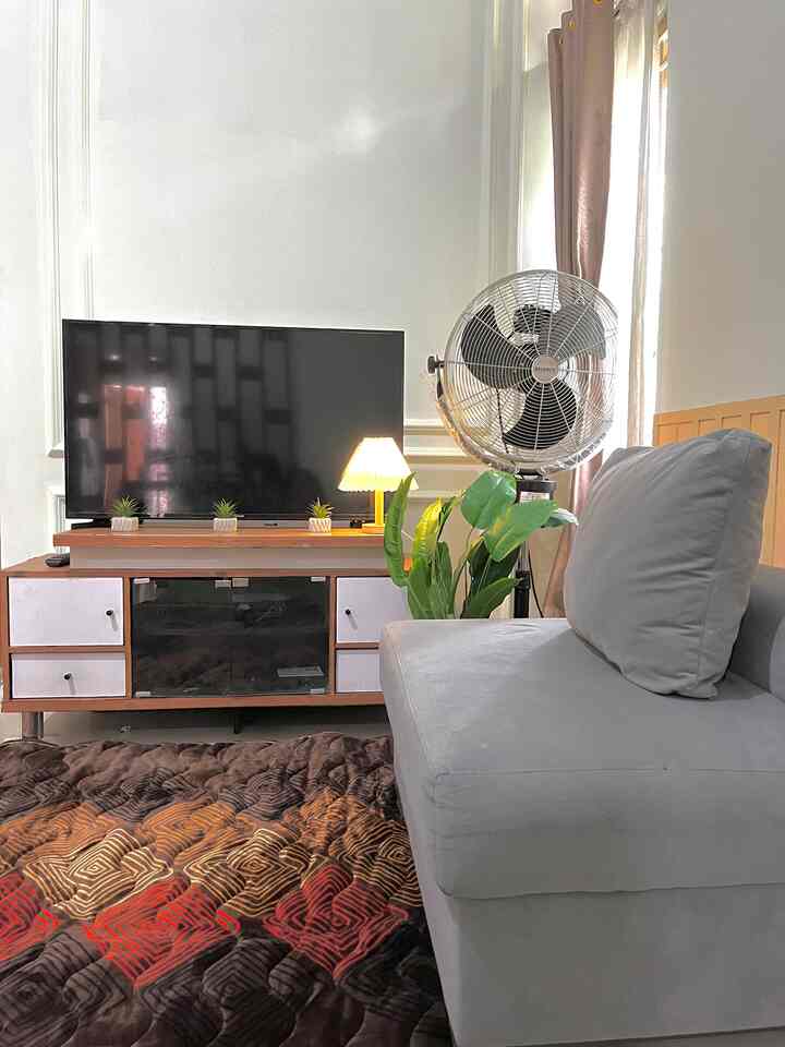 Ruang keluarga adalah salah satu ruangan favorit. Karena selain buat tempat kumpul keluarga diruangan ini aku kasih beberapa perintilan yang aku suka, seperti aku kasih wall panel, tanaman dan lampu hias agar suasana ruangan jadi lebih aesthetic segar dan hangat. Aku tambahin karpet agar lebih nyaman jika sedang berkumpul bersama keluarga.🥰

Aku spill beberapa printilan dekorasi ruanganku ya. Semoga bermanfaat.😍


#BendaFavorit #RecommendedFurniture #RecommendedDecorItems #ruangkeluarga #ruangtvminimalist