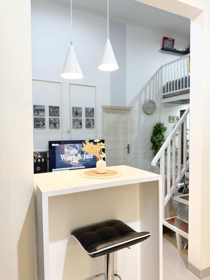 Minibar minimalist 
Meja minibar ini saya custom, dikarenakan area rumah yang sempit sehingga sengaja custom menyesuaikan area, dan membuat minibar yang tidak permanen supaya fleksibel untuk dipindah pindah✨
Menggunakan dekorasi yang simple minimalist🤍

#MiniBarMinimalist
#Kitchen
#Homeinspo
#Kitchenlowbudget
#DiningRoomLowBudget
#RumahMungil