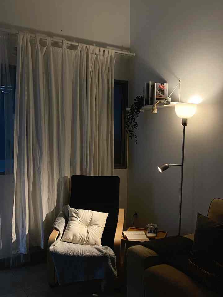 Spot tersantai di awhouse. spot ini biasanya aku dan paksu pakai buat baca buku atau sekedar santai dan bersandar di kursi ini.

spot ini salah satu yang terfavorite karna spot paling nyaman dirumah ini.. untuk dekorasi kursi ini kita pasang disudut area living room dengan menambahkan dekorasi ambalan dan lampu lantai. lampunya memiliki 2 fungsi ya.

semoga menginspirasi🤍🩵

#bendafavorite #recommendedfurniture #recommendeddecoritems #livingroom #livingroomideas #livingroominspiration #livingroomspot #spotfavorite