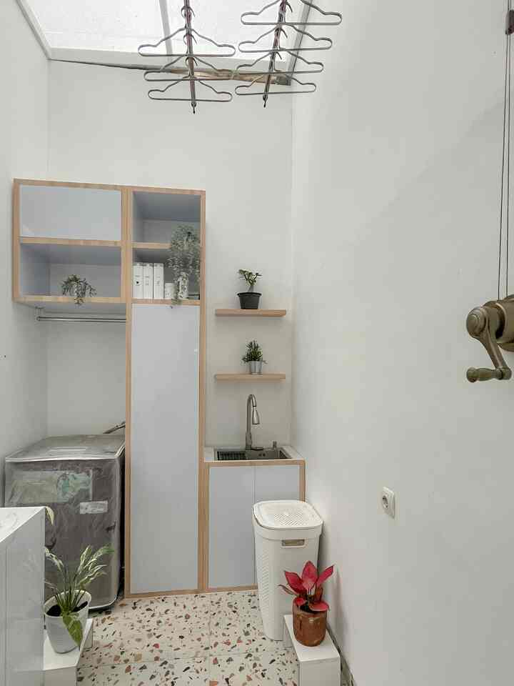 Laundry room at d_houseds

Hai tetangga O!house…
Ini adalah laundry room kami. Didominasi warna putih untuk menciptakan kesan bersih. Bagian atap menggunakan solat flat untuk mendukung cucian cepat kering. Untuk jemuran kami memilih menggunakan jemuran gantung agar tidak memakan tempat dan lebih cepat kering karena dekat atap. Ruangan ini dilengkapi dengan beberapa kabinet penyimpanan peralatan bersih-bersih dan washtafel untuk keperluan mencuci manual, misal untuk noda membandel dan peralatan kotor. Kami mengisi ruang laundry ini dengan printilan yang juga bernuansa putih, seperti keranjang laundry, botol-botol refil, dan mesin cuci putih kedepannya. Saat ini baru cover mesin cucinya yang berwarna putih. Lantai ruang laundry kami menggunakan motif terazzo cream agar ruangan terlihat manis. Kami juga meletakkan beberapa tanaman agar ruangan terlihat segar dan aestetik. 

#laundryroom
#inspirasilaundryroom
#InspoLaundryRoom
#solarflat
#RumahImpian
#cimahi
#bandung
#rumahcluster
#japandi
#whitehouse