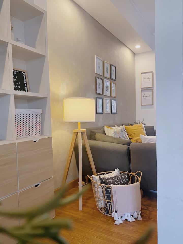 Three favorite things at home are floor lamps, rattan baskets and ladder hangers. First, the Lauters floor lamp from Ikea with a large white shade and wooden legs, makes the room aesthetically pleasing. When it is turned on it gives a warm vibes effect to the room, and when it is off it can still be used as decoration. The second is a rattan basket, the model is simple but beautiful, it can be used to store pillows or blankets as well as decorate the room. Lastly, the white n wood ladder hanger can be used to store prayer tools, hang bags, and also make decorations that make the room look neat and beautiful!
.
#FavoriteObjects #RecommendedFurniture #RecommendedDecorItems #RumahMungil #LivingRoom #WarmVibes