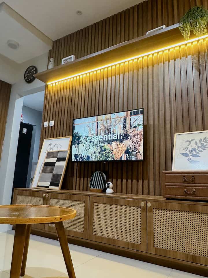 Mau spall spill benda favorit di rumah43 ahh.. 

Ada yg baru nongol nih kira2 pd notice ngga apa yaa brg yg baru nya? 😆 Yappp!! Wall Art Decor yg superrrr artistic jd salah satu favoritku 🤎 Bikin mood ruangan jadi beda aja gt. 

Terus Wall Panel TV yg jadi all time fav dirumah43 ini.. Entah mengapaaa udah jd yg paling favorit, krn bagiku wall panel TV ini yg paling eye catching.

Lalu, ada lampu gantung yg berada di atas meja makan juga jd salah satu favorit. Sempet lihat beberapa home decor enthusiast pakai ini dan jd kepingin beli jg. And turns out cocok juga ada di rumah 43 hihi..

That’s all my 3 fav things yg ada di rumah 43✨🫶🏻

#BendaFavorit 
#RecommendedFurniture 
#RecommendedDecorItems 
#Japandi 
#Modern
#ModernMinimalist #Moderen #minimalis
#Bandung
#Cimahi #RumahCluster #RumahDeveloper 
#RumahTanpaArsitek 