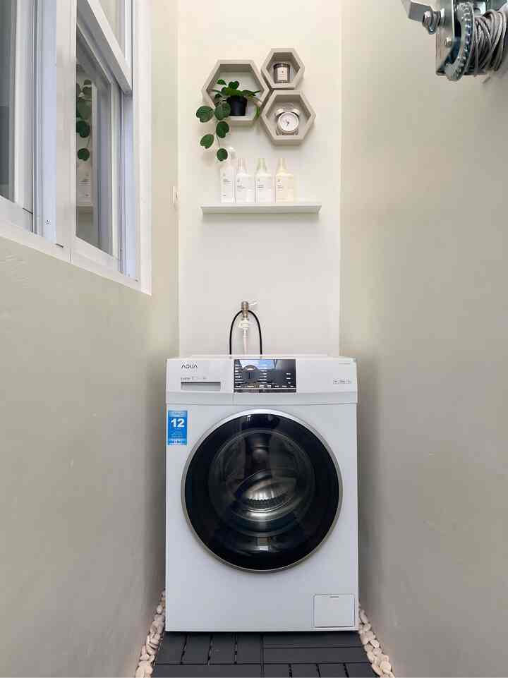 Mini Laundry Room Inspo.✨
Laundry room kami memiliki ukuran lebar 0,75cm dengan panjang sekitar 6 meter menyatu dengan ruang jemur & service area. Meski lahan terbatas tapi kami tetap mengusahakan ada ruangan khusus untuk service & laundry agar tidak mengganggu pemandangan rumah.

#laundryroom #servicearea #rumahtumbuh #ruangcuci #areajemuran #rumahminimalis #scandiindustrial