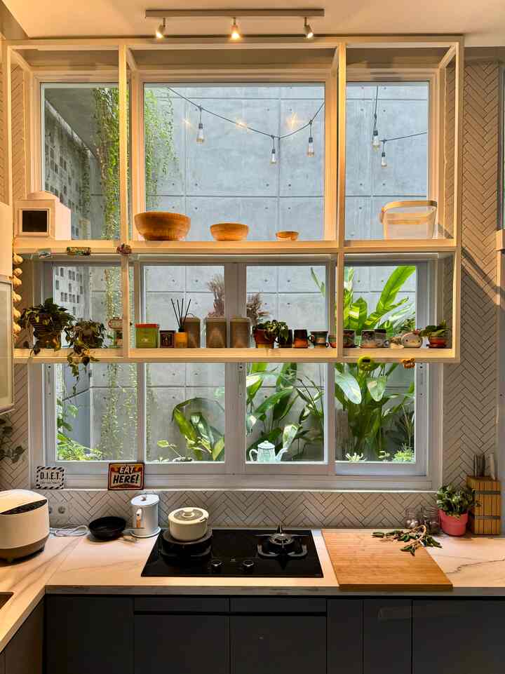 3 Hal yang jadi favoritku di dapur 

1. rak gantung putih.
rak gantung ini custom made. waktu awal bikin dapur karena depannya jendela besar maka kami memutuskan untuk pesan rak ambalan melayang di vendor langganan. rak gantung ini berbahan besi hollow yang difinish dengan cat duco putih. ambalan terbuat dari multiplek lapis hpl putih. rak gantung terinspirasi dari toko donat dan kopi di mall.

2. tanaman dan berbagai potnya.
senang banget sebagai pecinta tanaman, bisa menaruh tanaman di rak yang kalau siang terang dan dapat cahaya matahari. aku menaruh tanaman seperti sirih njoy, philo brazil dan philo mican, kesemuanya merupakan tanaman yang mudah dirawat ya. untuk pot aku menggunakan coverpot bakul nasi yang tidak terpakai, pot plastik dan pot terakota.

oh iya, jika kamu punya cangkir kopi rusak (aku punya gagangnya patah) bisa digunakan sebagai pot ya. aku menggunakan media tanam leca balls dan potongan tanaman yang ada.

3. koleksi cangkir kopi dari pottery
iya aku suka banget pottery dan karena aku juga suka kopi, maka aku mengkoleksi beberapa cangkir kopi handmade yang aku beli online maupun offline di daerah Salatiga dan Yogyakarta. 

#bendaFavorit #recommendedFurniture #recommendedDecorItem #RumahSemak 