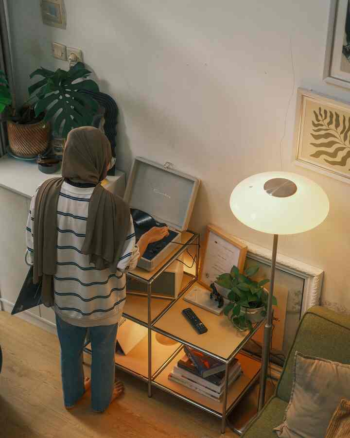 Benda-benda favorit penghuni Smolhus nih yaitu koleksi novel dan buku-buku lainnya, koleksi buku interior, koleksi vinyl dan printilan gemas-gemas yang tersebar di rumah. Karna hobi baca dan dengerin lagu, bikin spot display koleksi-koleksi ini dirumah tuh jadi personal banget dan sekaligus mempercantik rumah ✨🤍

#BendaFavorit
#RecommendedFurniture #RecommendedDecorItems