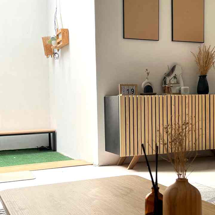 Salah satu angle dari living room yang jarang terlihat.
Tidak ada yang spesial, tapi cukup manis menurut kami hehe.
#livingroom #japandi #minimalis #livingroomidea #rumahminimalis