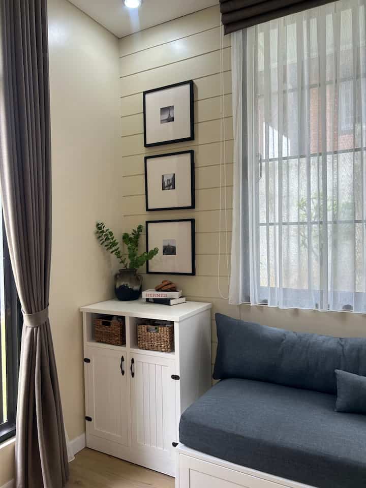 Halo.. ini adalah penampakan salah satu sudut di kamarku.. temanya masih sama simple klasik gitu.. di sini tempat duduk kalo santai santai atau lagi nonton tv di kamar 

#bedroom
#bedroomdesign
#windowseat
#farmhouse
#kamartidur
#desainkamar