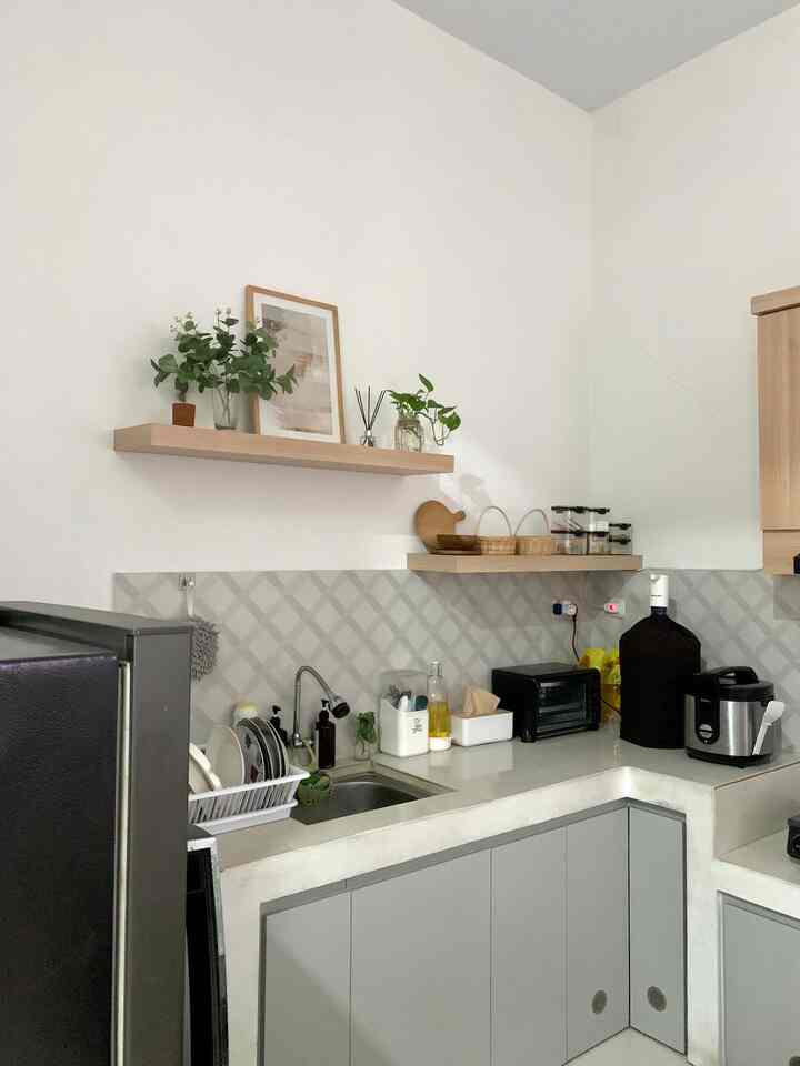 Cerita tentang benda favorit mungkin ada di ruangan lain tapi karena aku suka dapurku jadi akan cerita benda-benda di dapur.

Bingkai abstrak yang jadi pemanis hambalan andalanku. Tanpa dia hambalan ini keliatan zonk. 
Selanjutnnya ada mangkok dan piring mahoni. Di masa pandemi kedua benda ini kerapkali kupakai menjadi tempat masakan untuk kebutuhan foto saat aku menjalankan bisnis jualan masakan online. Sekarang mereka kujadikan pajangan di dapurku sebagai saksi bisu perjuanganku menjadi koki ala ala dulu. Terakhir ada tanaman artifisial pertama yang aku punya. Dia tanaman artifisial sejuta umat, makanya aku menempelkan tali rami di luar pot agar terkesan "ini milikku" ✨

#BendaFavorit #RecommendedFurniture #RecommendedDecorItems #Minimalist #KitchenStyling