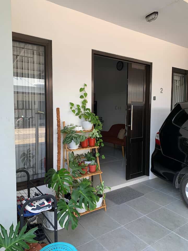 Carport di rumahku lumayan luas, bisa untuk 1 mobil, sepeda motor dan sepeda. Aku menyisihkan space di area carport yang dekat dengan taman sebagai teras. Di sini terdapat rak tanaman dan juga 2 bangku. Salah satu tempat favorit aku dan suami duduk di sini saat senja setelah dia pulang bekerja.

#fasadrumah #terasrumah #carport #minimalist #tamanminimalis #homedecor #homestyling