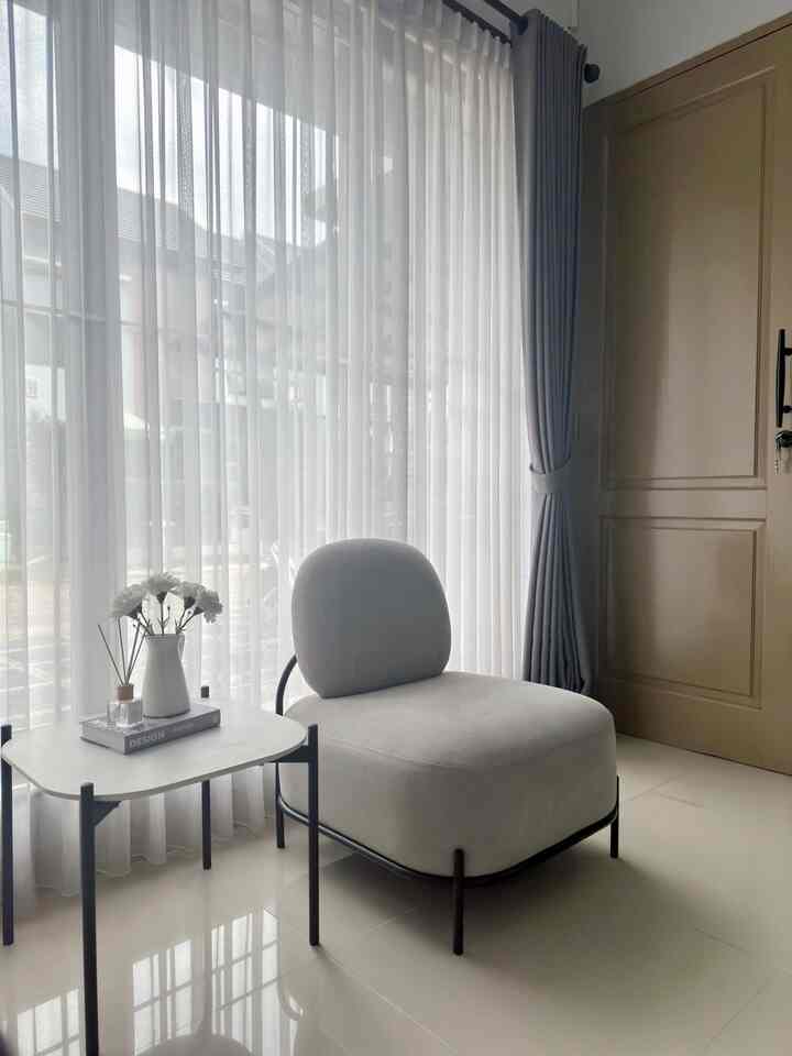 Set kursi dan meja ini adalah salah satu benda furniture yg menjadi favorit juga karena model kursi nya yg lucu dan gampang di pindah pindahkan jika bosan dengan suasana sebelumnya dan sedikit menambahkan artifical flower sebagai pemanis 💐✨

#BendaFavorit #RecommendedFurniture #RecommendedDecorItems #Minimalist #DecorLowBugdet