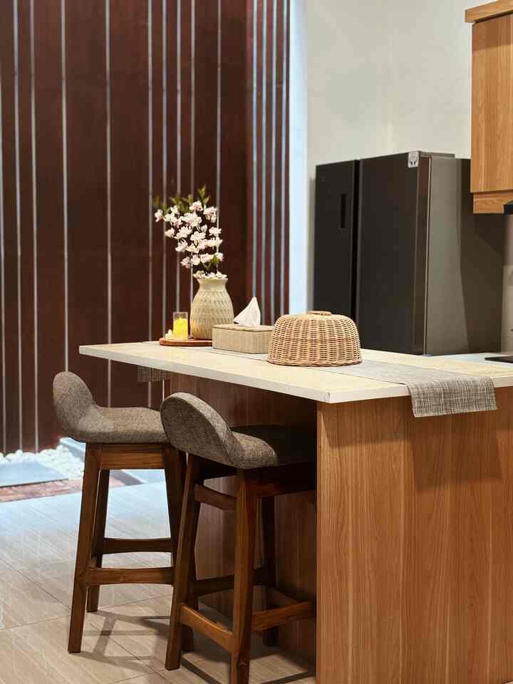 Kalau ditanya benda favorite dirumah ku, kursi bar, vas kaya hutan dan hpl warna brown deluxe, membuat suasana rumah serasa ala2 rumah liburan di Bali😍 aq suka sekali kursi bar custom ini, karena bentuknya yang simple , dibuat dr kayu jati kokoh, dan juga sangat terpakai dirumah #bendafavorit #recomendedfurniture #recomendedDecoritem #rumahminimalis #depok #ruangmakan