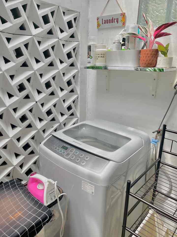 Ruang kerjaku, walaupun minimalist aku buat semultifungsi mungkin bisa untuk nyuci, setrika dan jemur. Aku kasih skylight supaya lebih terang dan jemuran aman saat hujan.😊
#laundryroom
#laundryroomdekorasi
#inspirasilaundryroom
#laundryroomstyle
#laundryroomminimalist