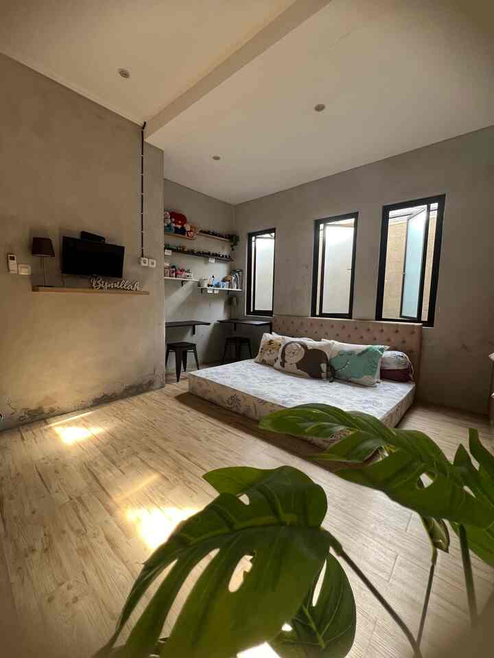 Tidak hanya menjadi tempat istirahat, kamar anak juga digunakan untuk mereka belajar dan bermain.

Karena itu suasana kondusif dan nyaman menjadi kriteria yang wajib ada di kamar anakku ini. 

Sedikit tips dari saya untuk membuat kamar anak nyaman : 
1. Memanfaatkan area sudut, awalnya ini mau custom lemari sampai ke plafond, tp karena kami ingin membuat kamar ini terkesan luas jadinya kt buat meja belajar di area ini
2. Karena cat dindingnya warna natural, untuk membuat kesan kamar hangat kita tambahkan lantai vinyl yang sedikit berwarna terang
3. Jangan lupa memberi sedikit sentuhan bunag artificial biar kamar dapat kesan freshnya.

Semoga bisa jadi inspirasi, terima kasih 🥰🥰🥰

#RumahIndustrial 
#KamarAnakInduatrial
#InspirasiKamarAnakIndustrial
#BendaFavorit
#RecomendedFurniture
#RwcomendedDecorFurniture