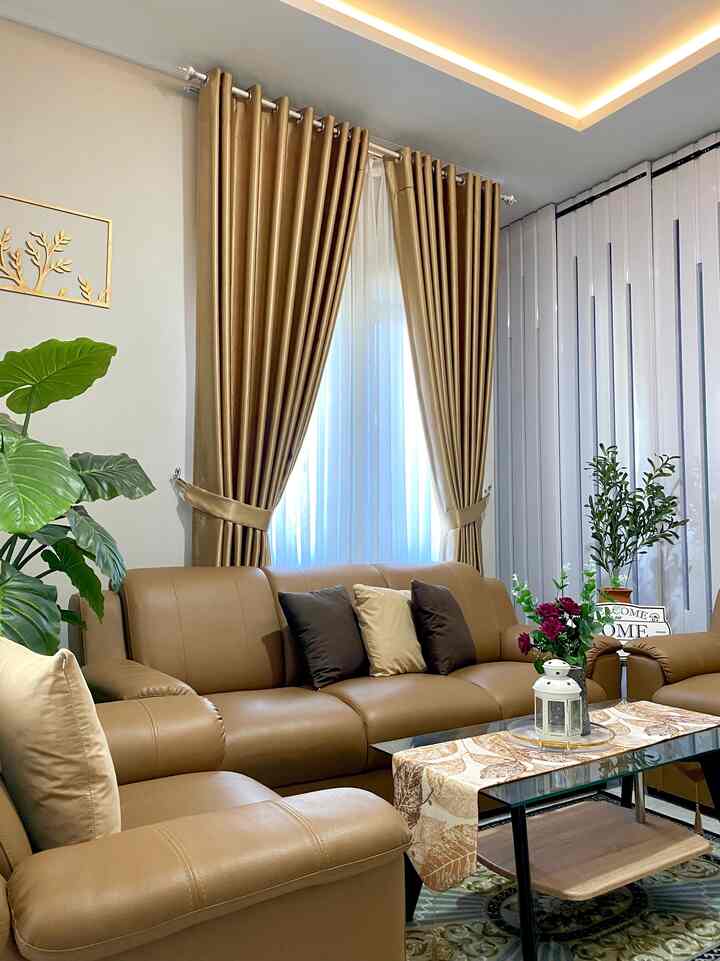 Benda-benda favorit yang ada di ruang tamu kami diantaranya Pohon Keladi artificial, gorden, dan daun olive.

Pohon keladi jumbo ini merupakan Tanaman artificial pertama yang kami miliki di rumah ini, sehingga menjadi kenangan tersendiri.

Gorden warna gold yang senada dengan warna pintu sehingga membuat ruangan tampak luas dan elegan.

Lalu daun olive ini juga punya cerita tersendiri, awalnya akan dibuat Diy pohon olive, tapi berhubung sulit menemukan batang pohon nya akhirnya ga jadi dibuat. 
Secara kebetulan juga saat itu aku menang sebuah acara giveaway yang berhadiah pot gerabah cantik, yang akhirnya menjadi rumah bagi daun olive ku.

#BendaFavorit
#RecomendedFurniture
#RecomendedDecorItems
#Minimalist
#RumahCluster
#RumahDeveloper
#Bandung