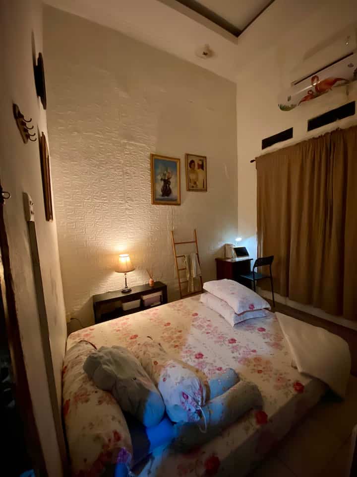 Kamar selalu menjadi tempat pulang terbaik setelah seharian beraktifitas. Dekorasinya pun diatur agar ruangan tidak terkesan stuffy.

#mixedstylehome
#rumahdeveloper
#depok
#rumahtanpaarsitek
#decorlowbudget
#kamartidurminimalis
#kamartidur