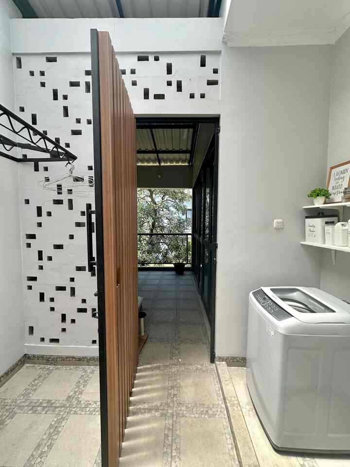 Ini adalah Laundry room dirumah kami,tidak ada yg spesial karena urusan mencuci menjemur dan menyetrika pakaian adalah hal yg tidak begitu disukai 😖 jadi ya beginilah penampakan nya 🙈 namun entah kenapa ini adalah area yg sangat di sukai anabul dirumah,dan karena letaknya dekat dengan balkon jadi harus lebih sering di bersihkan agar menghindari debu yg menumpuk

#LaundryRoom #InspirasiLaundry #LaundryArea #ServiceArea #DecorLowBudget #DecorSimple