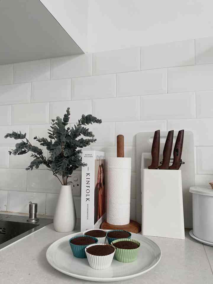 Happy weekend guys! Akhirnya setelah sekian lama aku bikin kue lagi 🤩 brownies kukus requestnya anak yg super fluffy buat nemenin weekend 🫶🏻✨

#minimalist #homedecor #kitchenstyling #kitchenideas #whitekitchen #kitchendecor