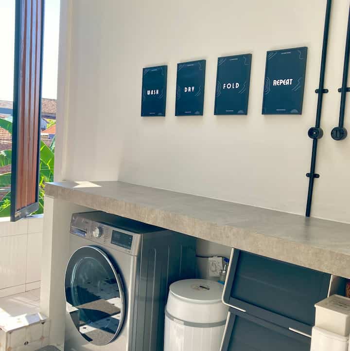 Ketemu lagi dengan ruangan tempat kerja IRT kaya aq , yup Laundry Room. 

Laundry room ini berukuran panjang 3.2m dan lebar 2.1m , semua kegiatan mencuci , menjemur sampai seterika di lakukan di tempat ini. 

Cahaya di ruangan ini melimpah, sehingga walau dalam ruangan , tapi baju tetap bisa kering, tapi dilema juga kalau seterika berasa disauna 😁, mungkin next harus di kasi kipas angin biar lebih nyaman. 

#laundryroom #cucibaju #industrial #laundryroomideas #laundryroomminimalis #laundryroomdecor #laundryroominspiration