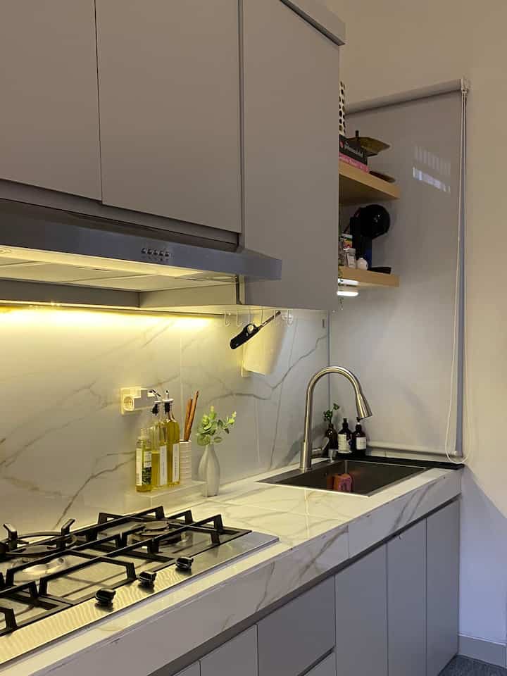 Dapur segaris yang jadi jantung rumah! Walau spacenya kecil, tapi aku tetep pilih kompor yang besar😆. Memilih kompor dengan 3 tungku & stainless ini, supaya bisa memaksimalkan kebutuhan masak. Karena dapur langsung terlihat saat buka pintu utama, setelah dipakai wajib dibersihkan, agar selalu terlihat clean & cantik!

#KitchenInspo #Dapurmungil #Dapursegaris #KitchenInsporation #rumahdeveloper #petparent #50m2 #rumahmungil #dapurkecil #minimalis 