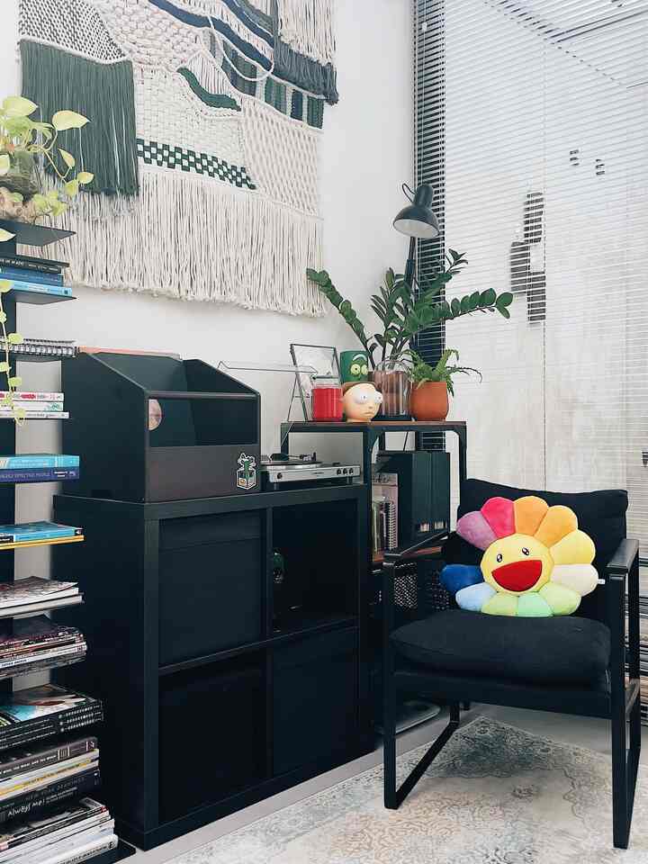 Beberapa benda favorit di ruangan favorit di rumah. Mulai dari plush murakami sampai jendela venetian yang baru di pasang tadi malam 🤍 #BendaFavorit #RecommendedFurniture #RecommendedDecorItems #favoritethings #decor #decorideas #decorinspiration #decorinspo