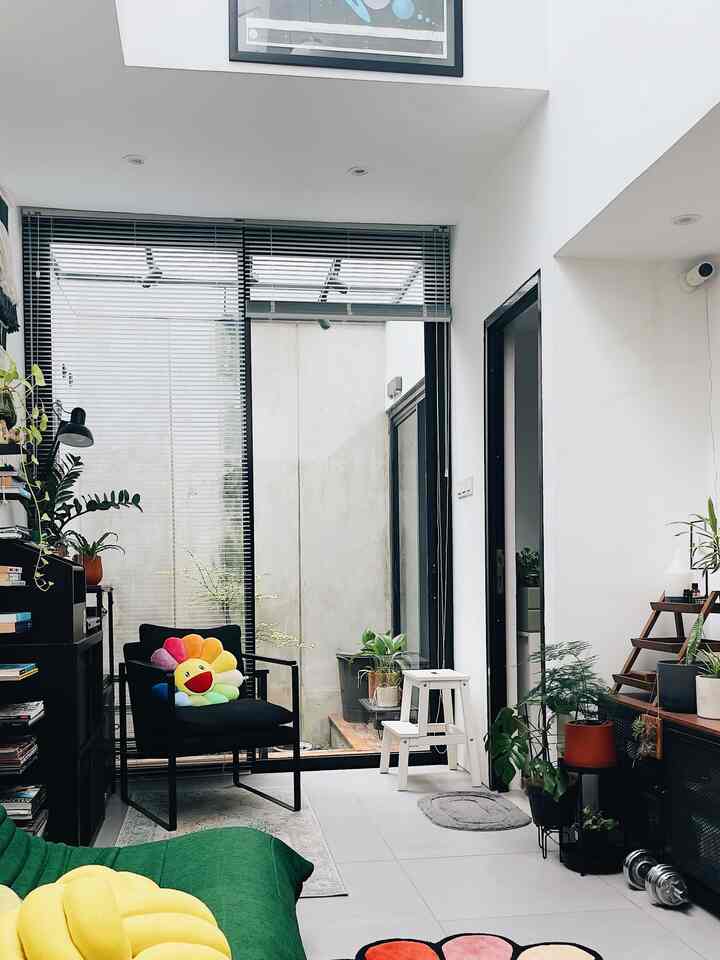 Extension ruang utama yang dijadikan sebagai ruang hobi atau sebagai converse area. Menyambung dengan taman diluar yang juga saya letakkan bangku panjanh sehingga jadi ruangan yang tepat untuk berkumpul dan bercengkrama tanpa terdistract tv d ruang utama. #conversationpit #conversationroom #hobbyroom #decoridea #decorinspiration #decorinspo #aesthetic #indoorgarden #livingroom 