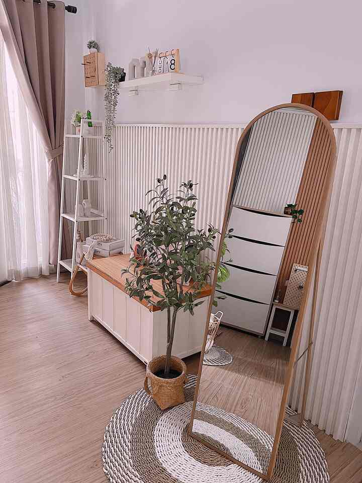 hallo sahabat Ohouse,,,
bagian favorit aku ya ruangan ini,, karena pas masuk rumah langsung ketemu tempat ini (voyer) 

dari ruangan ini aku tuh paling suka sama 3 benda :
1. storage box, karena multifungsi bisa digunakan buat duduk juga buat simpan menyimpan barang
2. cermin oval, karena selain bentuk dan warna yg aesthetic bisa juga ootd sebelum pergi🤭
3. pohon zaitun artificial, karena menambah dekorasi ruangan menjadi lebih cantik

#BendaFavorit #RecommendedFurniture #RecommendedDecorItems #rumahminimalistmodern #minimalist #rumahdeveloper #Bandung #rumahmungil