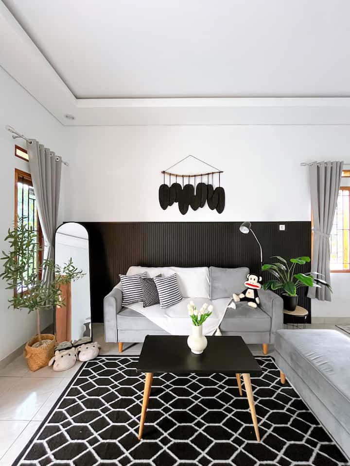 Stand Mirror, bunga artificial, dan WPC Wood Panel menjadi beda favorit di ruangan ini.
Stand Mirror yang memberikan kesan lebih luas pada ruangan juga berfungsi untuk bercermin. Bunga artificial membuat ruangan terasa lebih segar cocok untuk aku yang ga bisa memelihara tanaman asli. Dan WPC Wood Panel bisa mambuat dinding yang kotor jadi tertutupi dan mebuat ruangan terkesan lebih elegan. 

Gimana tertarik untuk memiliki 3 benda ini juga ?? Aku mendpatkan semua ini dari e-commerce tentunya.

#bumigerrd #BendaFavorit #RecommendedFurnitre #RecommendedDecorItem #LivingRoomDecroasi #LivingRoomMinimalist