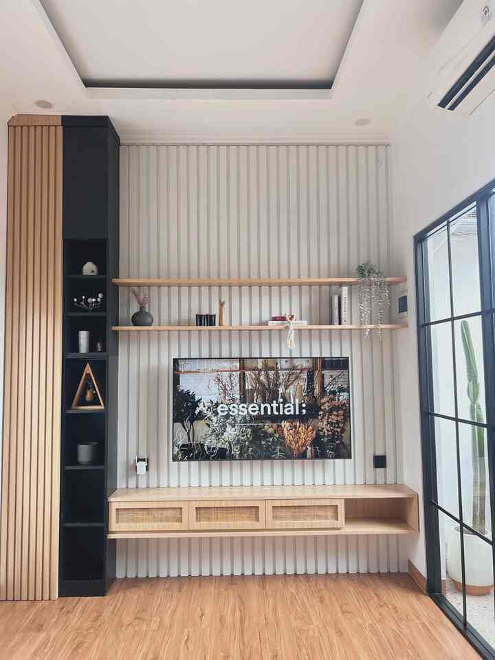 Ruang tv ini menjadi tempat favorite keluarga, selain itu design yang ada di ruang ini menjadi favorite jg. Seperti lantai kayu yang membuat ruangan menjadi lebih warm, pintu kaca aluminium yang memberi kesan Japandi dan kabinet tv bermotif rotan yang menambah kesan manis di ruangan ini.


#BendaFavorit
#RecommendedFurniture 
#RecommendedDecorItems
#livingroom
#ruangtv
#pintualuminium
#granitkayu
#kabinettv