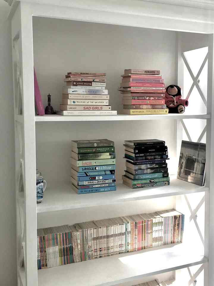 menikmati hari sabtu di rumah, saya suka membaca dan lebih suka menyusunnya berdasarkan warna. bagaimana denganmu?
#tangsel #livingroom #inspirasidecor #minimalist #koreanstyle #roomdecoration