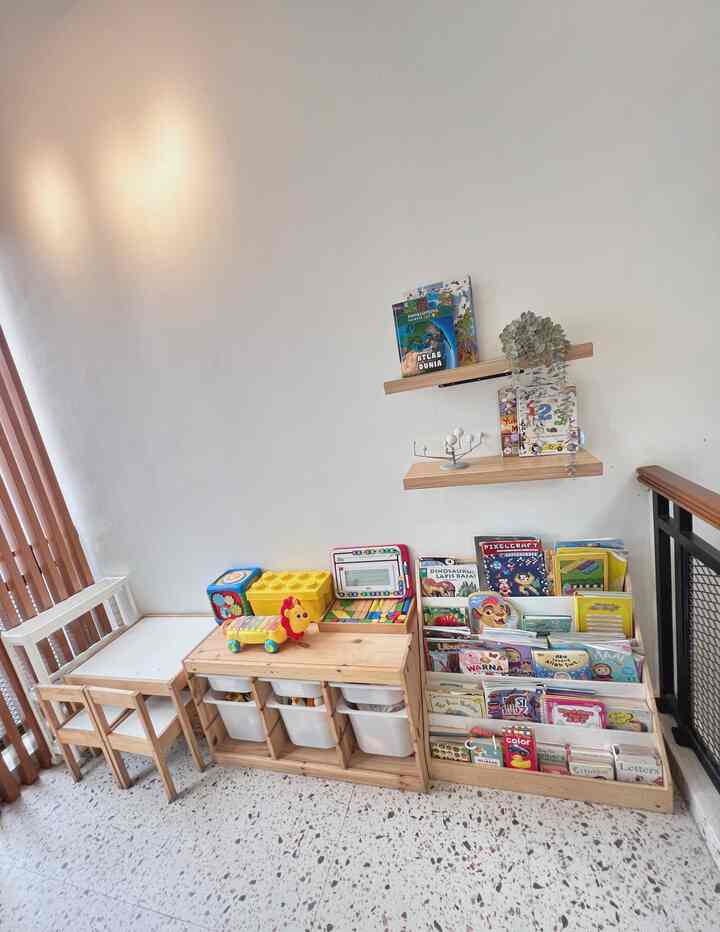 Mini playroom di rumah kami memiliki konsep semi outdoor.. 
Disini tempat bermain, membaca, dan belajar menjadi satu 🤍

#miniplayroom
#ruangbermain
#rakbuku
#storagemainan
#inspirasiruangbermain
#ruangbaca

