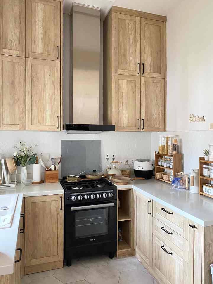 • Favorite items 
Tentu saja semua favorite items ada di kitchen ku ini dr mulai Standing Cooker, Chimney Wall Hood, Termos dan Teko estetik yg cocok banget dengan tema japandi atau scandi.. 
memang dr awal punya rumah semua bagian design kitchen warna sampe urusan semua perabot aku yg pilih dan banyak mau nyaa jadi pak suami tinggal oke ajaa🤣 allhamdulilah tercapai punya kitchen set impian.. 

#BendaFavorit #RecommendedFurniture #RecommendedDecorItems #scandinavian #homesweethome #DapurImpian #RumahDeveloper #RumahCluster 