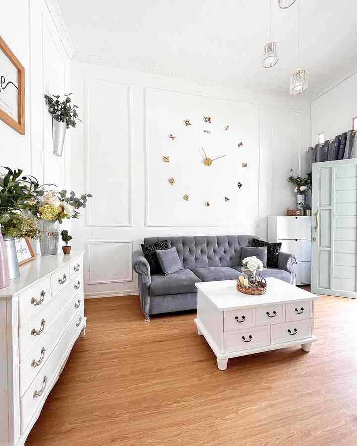 Kalau ada yang datang kerumah pasti bilang, rumah mu klasik dan cantik. Beli lemari model gini dimana si? Beli meja ini dimana? Sofa ini dimana? rumah mu banyak banget bunga nya. 😂 mungkin bisa dibilang barang favorit ku dirumah beberapa ada diruang tamu ini.
.
Furniture di rumah ku memang bergaya classic. Dari sofa , meja tamu dan kabinet. 
Aku mendapatkan nya di toko online. Karena di Kalimantan Tengah mencari furniture klasik yang berwarna putih tidak mudah.
Kalaupun ada harganya 2x lipat pulau jawa.
.
Aku putuskan beli online sampai ke Jawa dan Jepara. 
Walau dulu saat beli ongkir nya rata-rata diatas 500.000 -jutaan tapi demi furniture yang disuka rela aja bayar ongkir. Hehehe itulah cerita furniture dirumah ku 🥰🥰
#BendaFavorit
#RecommendedFurniture
#RecommendedDecorItems #rumahyasmine #midcenturymodern #americanclassic #vintagehome #rumahclassic #farmhouse 