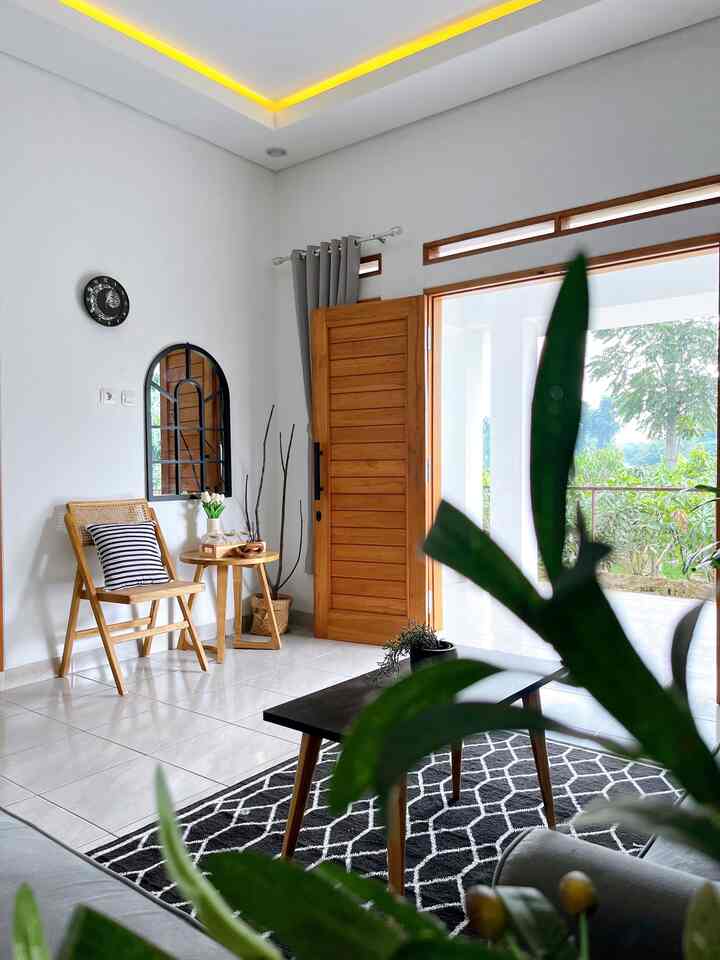 Saat membuka pintu akan ditemui foyer mini ini. Aku simpan kursi dan meja jati dengan finishing yang natural untuk bersantai. Aku juga menamahkan cernin kolonial agar saat mau keluar rumah bisa bercermin dulu disini hehe. Tak lupa aku menambhkn reed diffuser agar ruangan ini selalu tetap wangi. 

#bumigerrd #MiniFoyer #dekorasirumah #minimalist #decorlowbudget