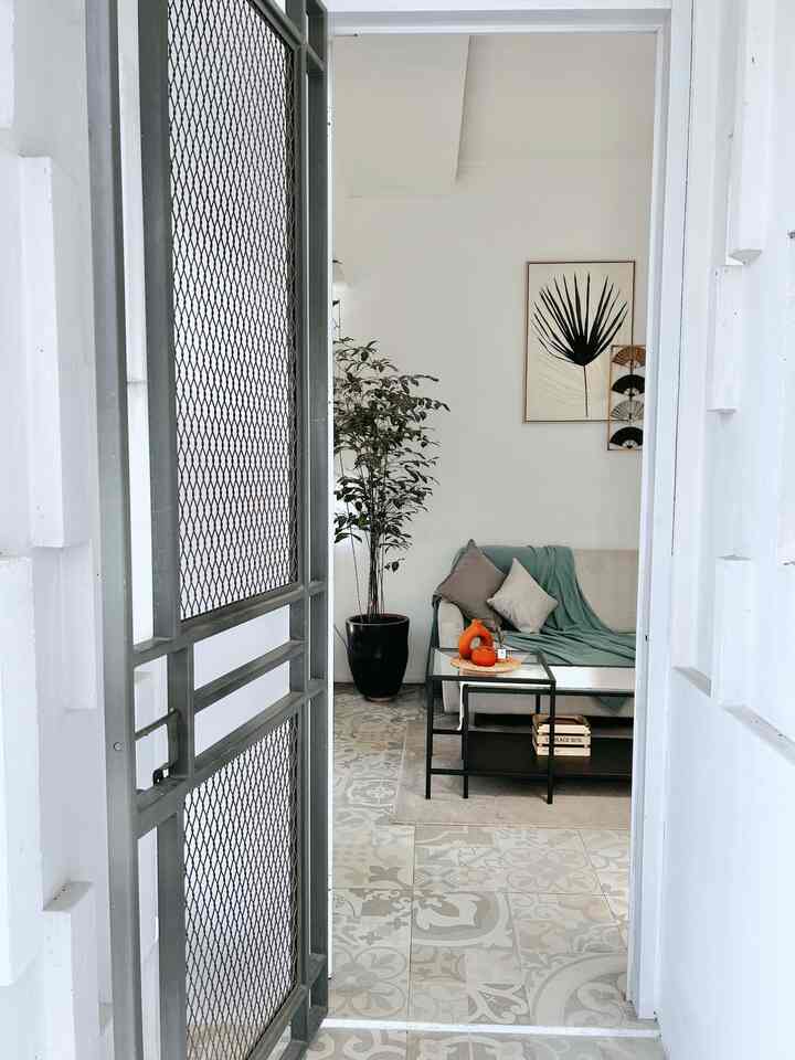3 items terfavorite di rumah ini jd satu kesatuan yg cantik apabila dipadukan, lantai unik yg bermotif, meja minimalis, throw blanket dan sarung bantal jd dekorasi yg paling disuka di #boemisaturnus #Bendafavorit #Recomendedfurniture #RecomendedDecorItems