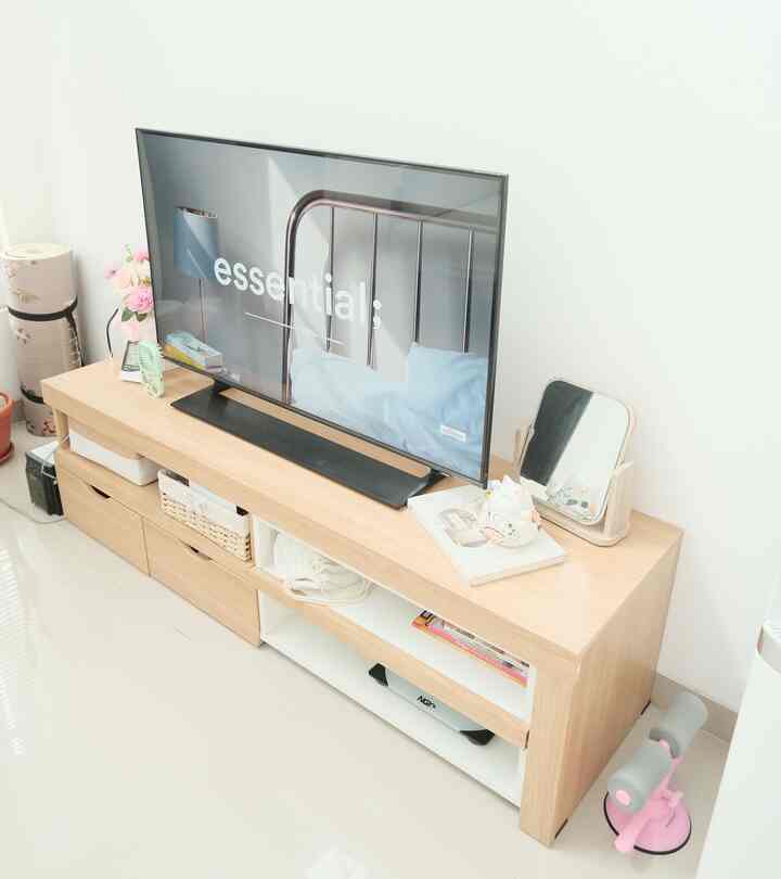 Halo tetangga online 🥰
Ada yang notice ga ya kalau living room di Damaruma sekarang udah punya TV 🥹

Tapi pada postingan ini aku mau spill nih beberapa furnitur dan hiasan terfavorit di Damaruma, apa aja ya?

1. TV cabinet
TV Cabinet multifungsi ini salah satu furniture favorit di living room, selain berfungsi sebagai tv cabinet, juga digunakan sebagai storage dan meja tamu di living room. Karena memiliki open storange dan 2 laci, serta bagian putih dapat ditarik keluar dan menjadi meja tamu terpisah. Tentunya kalau sudah tidak digunakan jadi meja tamu, bagian putih bisa di simpan lg di bawah tv cabinet (ringkes deh) 🤍

2. Sofa Living Room
Aku suka banget furnitur dari kayu jati, kebetulan ada beberapa furnitur yang aku buat custom menggunakan kayu jati dari pengrajin di Jepara, salah satunya adalah sofa ini. Custom ukuran 2meter untuk 3 seater. Kayu jati dipadukan dengan rotan dan bantalan sofa warna ivory jadi sesuai dengan suasana warm and cozy di living room yang ingin kami ciptakan

3. Dining Table
Sama juga dengan sofa di living room, dining table ini kami custom menggunakan kayu jati dengan paduan rotan supaya senada dengan sofa diliving room ✨

#BendaFavorit #RecommendedFurniture #RecommendedDecorItems #RattanSofa #DiningTableIdeas