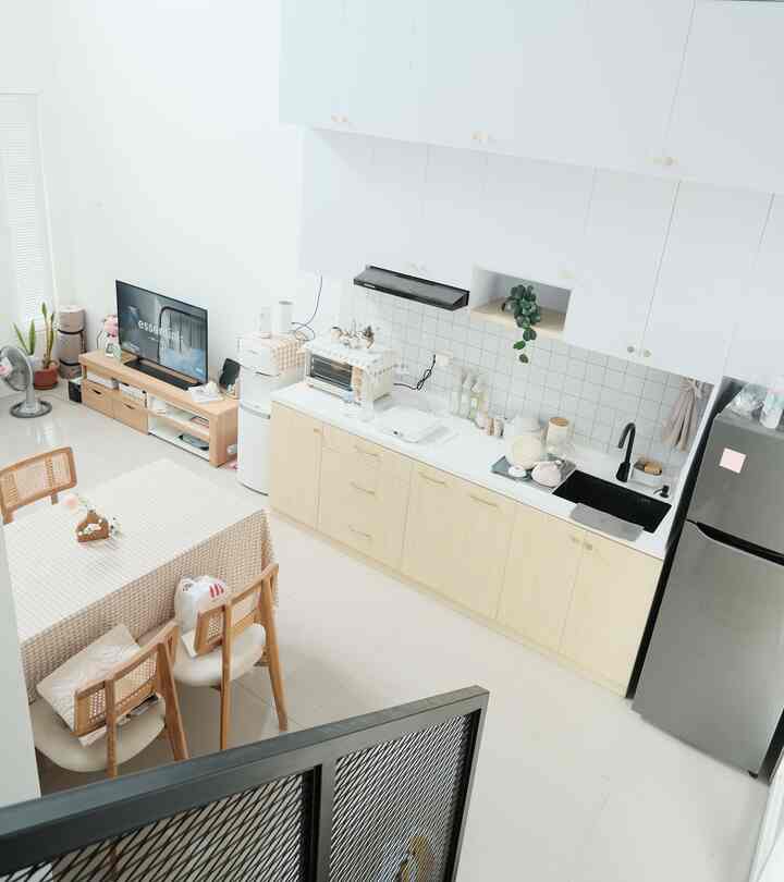 Hi Tetangga, intip ruangan segaris dilantai 1 Damaruma yuk 😻

Selain 1 kamar tidur dan 1 kamar mandi, terdapat ruangan segaris dari teras sampai kebelakang rumah. Ruangan open space berukuran 5x3 meter ini kami gunakan untuk living room, kitchen and dining room. Kami buat open space agar terkesan luas dan lega. Furniture yang kami gunaan bernuansa putih dan kayu untuk menciptakan ambiance warm and cozy 🤍

#OpenSpaceIdeas #KitchenDiningRoom #KoreanKitchenIdeas #FurnitureJatiRattan #RoomDecorIdeas