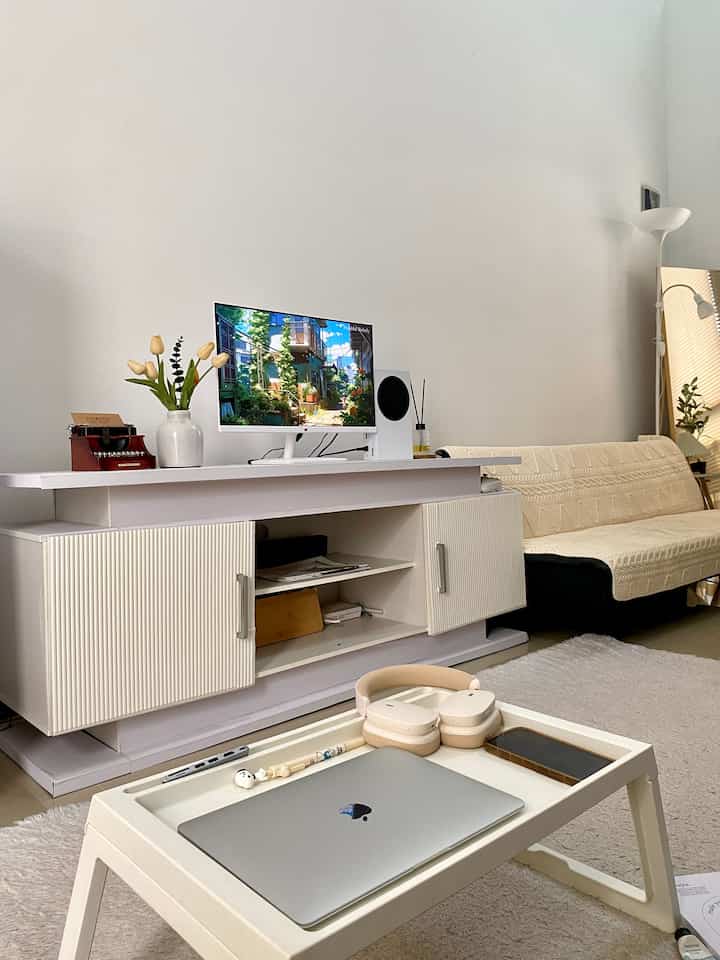 Simple Desk 📚

Suasana kerja yang simple di ruang tamu ☘️
#rumahmungil #desksimple #livingroom #aesthetic #desksetup
