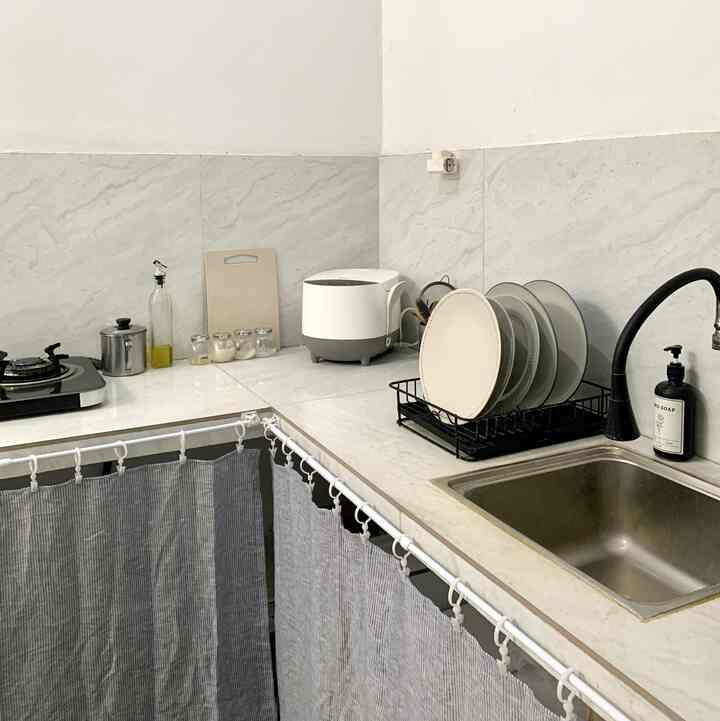 — DIY gorden dapur ala resto japandi🤍

Dengan modal 150 ribuan bisa bikin dapur jadi lebih rapi✨
Next, kita tambah open shelves kali yaa hihi biar lebih banyak item decoratifnya🫶🏻

#kitchenminimalist #homedecor #homedesign #diylowbudget #decorlowbudget #rumahmungil