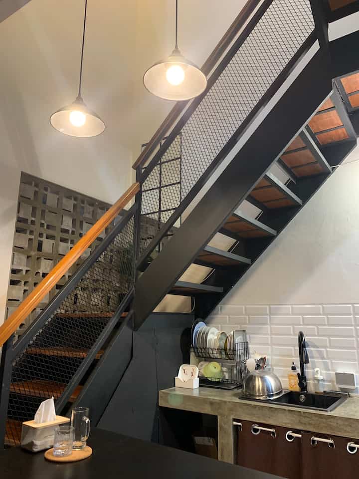 Aku dan suami sepakat, ini 3 hal favorite yang paling kami suka di rumah :
1. lampu gantung, aku dari dulu kepengen banget punya lampu gantung di rumah, biar kayak berasa di cafe cafe gitu, alhamdulillah kesampaian punya hihi
2. Beko freestanding stove, dari awal menikah kami udah kepengen banget punya kompor yang ala ala profesional begini. Dan alhamdulillah banget pas beli kompor ini, lagi promo dan dapat harga yg bener bener best deal!
3. Tangga rumah yang buat kami jatuh cinta sama perumahan ini.

#BendaFavorit
#RecommendedFurniture
#RecommendedDecorItem
#rumahimpian
#industrial