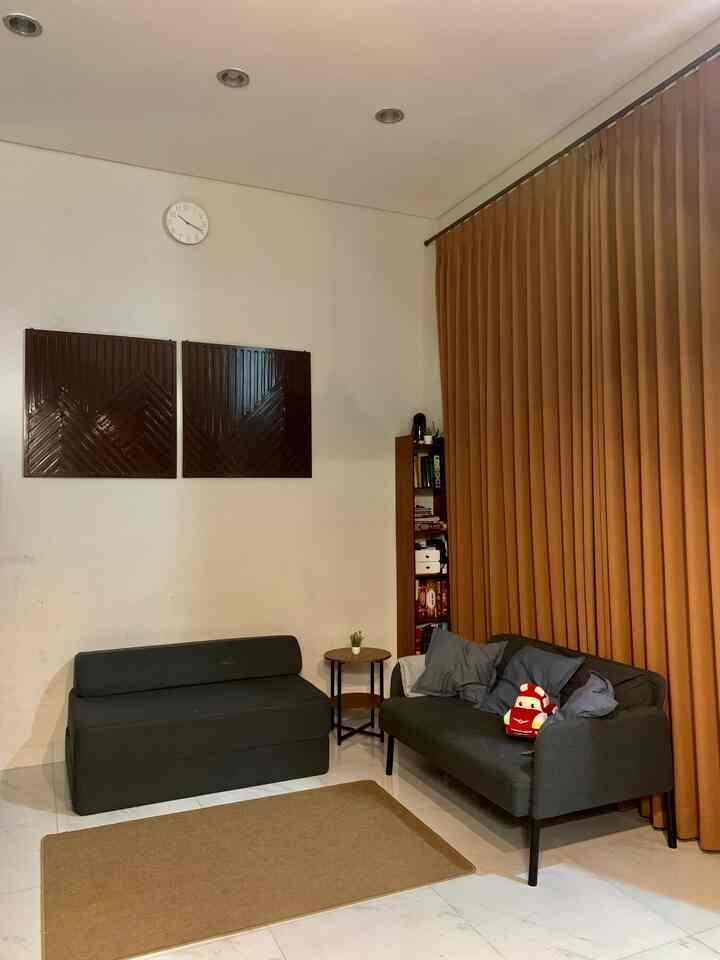 Ruang tamu dikala malam.

#nightvibes
#livingroom
#livewithkids
#rumahdeveloper
#60sqm