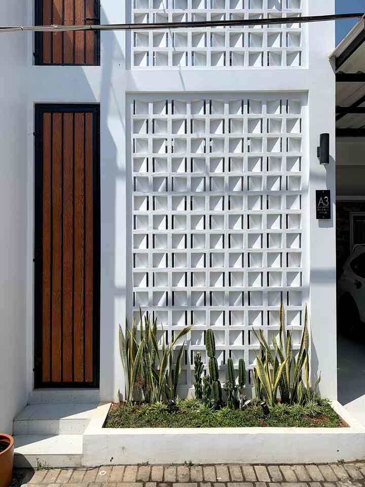 Mini Storage ✨

The storage at the front of the house can be said to be mini storage because its size is only 70cm x 1.8m. This storage has 2 doors, outside and inside. The outer door uses shera plank wood motif with a hollow frame. The inner door can be accessed from the living room area using a black aluminum swing door. We want to maximize its function so we use iron stacking racks and can be used to store 2 bicycles even though the width is only 70cm.

#ministorage
#storageideas
#storageinspiration
#minimalist
#clusterhouse
#homedecor
#65m2
