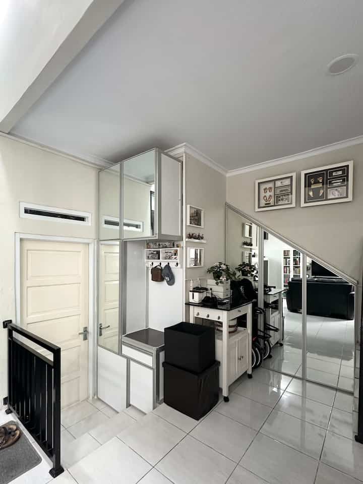 • Benda Favorit di Rumah •

Hello O!House friends, benda favorit aku sebenarnya tersebar di seluruh rumah, karena semua barang yang ada di rumah selalu dipikirin banget baru fix dibeli 😌

Khusus di ruangan storage ini, benda yang paling aku suka yaitu pajangan cetak 3D tangan dan kaki anak-anak waktu masih bayi. Selain cantik, juga menyimpan memori waktu kelahiran anak-anak.

Yang ke dua, gantungan topi/ kunci yang dilengkapi rak kecil untuk display. Di sini aku pajang benda-benda kenangan/ action figure kesayangan.

Yang ke tiga, laci putih stackable murah meriah yang bisa dipakai untuk menyimpan printilan kecil seperti kacamata, kunci cadangan, struk belanja, dll.

#bendafavorit
#recommendedfurniture
#recommendeddecoritems
#rumahcluster
#interiorstyling