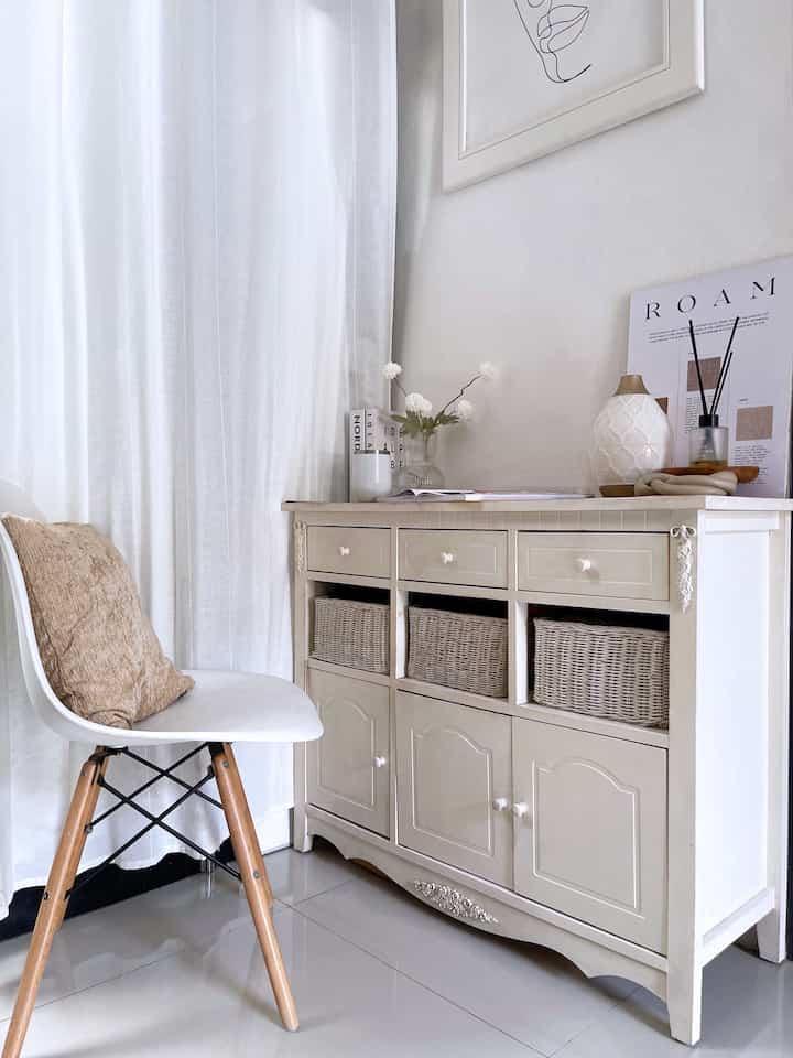 ➖ New Spot 

Abis dekorasi pojokan lagi, sekarang nyobain pakai kabinet dari kamar dipindahin kesini.
Nyobain kombinasi perintilan dekorasi white & beige yang ada dirumah, jadi nggak ada si blacknya 😂

Lumayan bisa jadi spot buat kerja atau sarapan deh.
Bagus ga?

Semoga menginspirasi 🥰🖤

#aestheticspot #whiteandbeige #cozyspot #homedecor #workspace #homeinspirations #homedecoration #minimalistspot #ruangankecil #ruangkerja #rumahmungil #rumahdeveloper #pojokanestetik #dekorasirumah #dekorasiruangan #bandung #zarraawwrr #lollahouse 